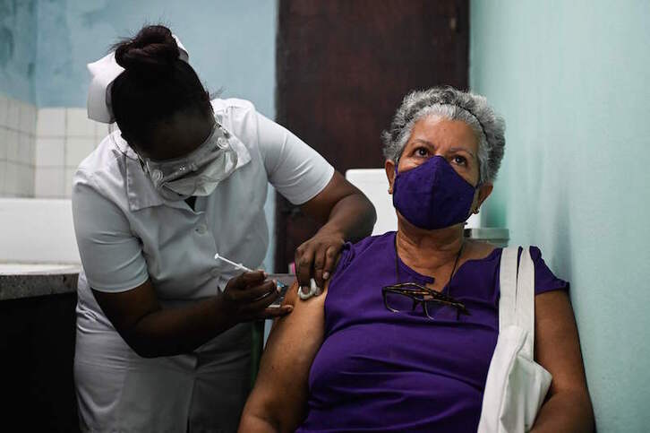 Una enfermera vacuna a una mujer en la capital La Habana. (Yamil LAGE/AFP)