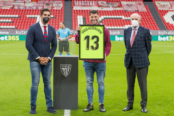 Iago Herrerín, con Iraizoz e Iribar, en el homenaje tributado en San Mamés. (@AthleticClub)