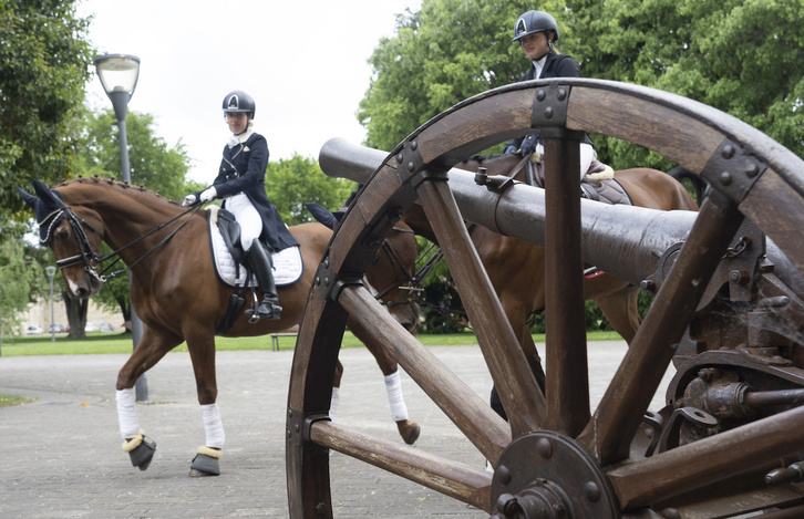 El polémico campeonato de hípica se celebrará en los fosos de la Ciudadela. (Jagoba MANTEROLA/FOKU)