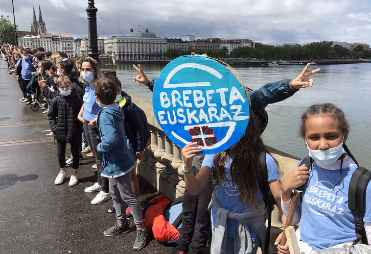 Sainduzpirituko zubian giza katea egon dute Estitxu Robles kolegioko ikasle, guraso eta irakaslek. (Bob EDME)