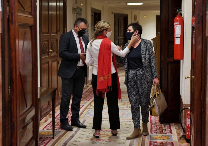 La vicepresidenta tercera y ministra de Trabajo, Yolanda Díaz, saluda a Mertxe Aizpurua, portavoz de EH Bildu en el Congreso. (NAIZ)