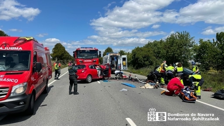 El accidente se registró el lunes en la carretera N-121, en el término municipal de Erriberri. (@bomberos_na)