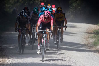 Egan Bernal ha sido el más fuerte en todos los tramos de tierra en los que ha estado siempre en cabeza. (Luca BETTINI/AFP)