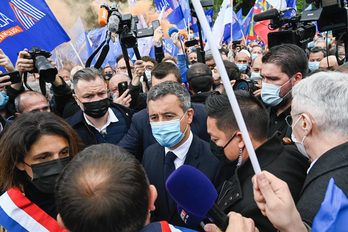 Policías conversan con el ministro Darmanin en la movilización. (Julien Mattia | Europa Press)