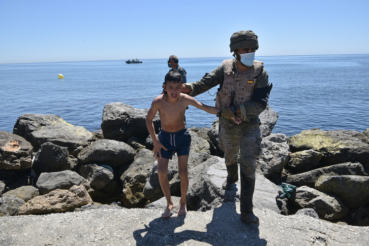 Uno de los menores que llegó a Ceuta. (Antonio Senpere | Europa Press)