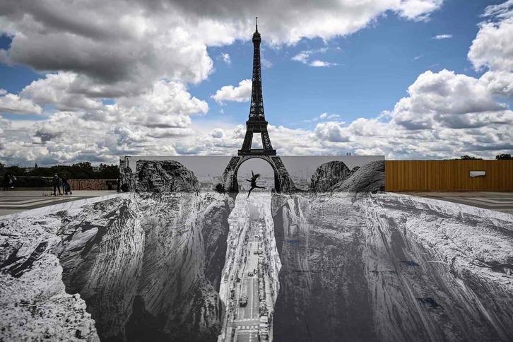 Intervención urbana de Jean Rene frente a la Torre Eifel.
