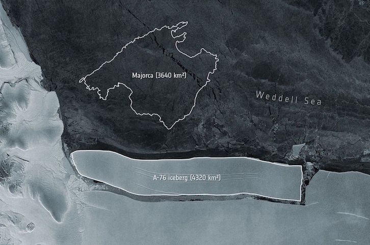 El enorme iceberg, fotografiado y comparado con la isla de Mallorca. (AFP European Space Agency)