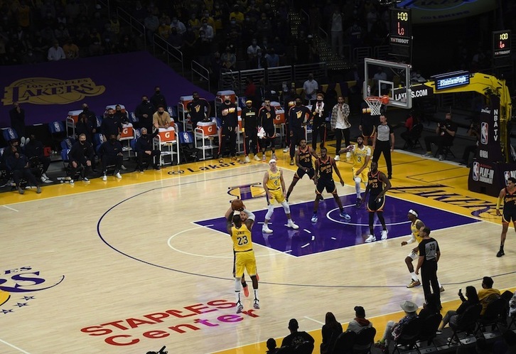 Este lejanísimo triple de LeBron James ha sido lo que ha decantado el play-in de los Lakers ante los Warriors. (Kevork DJANSEZIAN / AFP PHOTO)