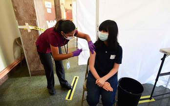 Una joven estudiante recibe una vacuna en Estados Unidos. (FREDERIC J. BROWN / AFP)