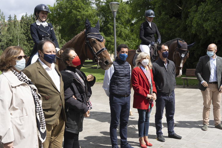 La edil de Navarra Suma María Caballero, junto a los organizadores del evento hípico, dos amazonas y dos caballos, ayer en la Ciudadela. (Jagoba MANTEROLA/FOKU))