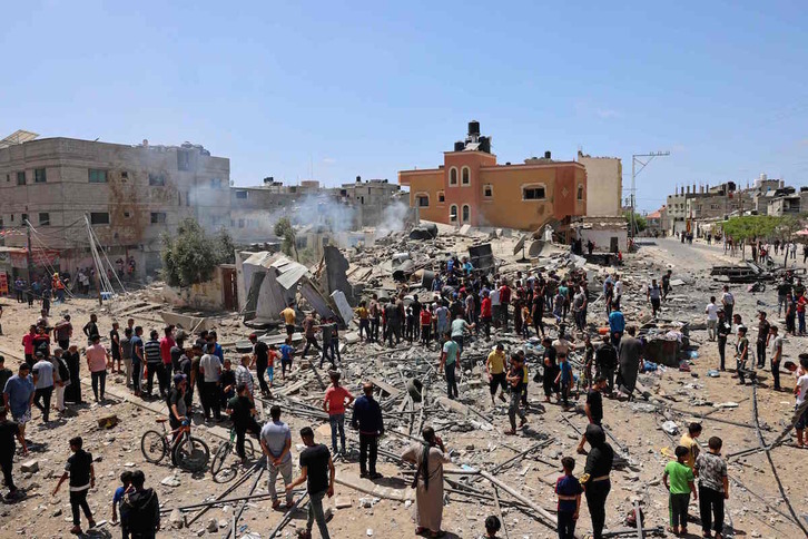 Vecinos de Gaza inspeccionan una casa destruida por el Ejército israelí en la localidad de Rafah. (Said KHATIB/AFP)