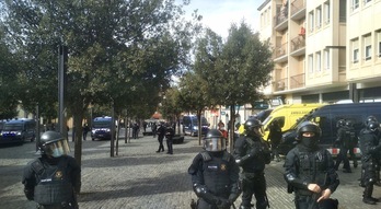 Despliegue policial de los Mossos en Olot durante el acto de Vox en febrero. (Arran Nord-Oriental)