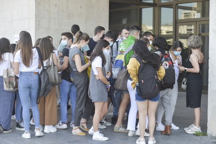 Moncloa se plantea que todos los jóvenes del Estado reciban una dotación económica para comprar vivienda, crear un negocio o completar su formación. (Idoia ZABALETA/FOKU)