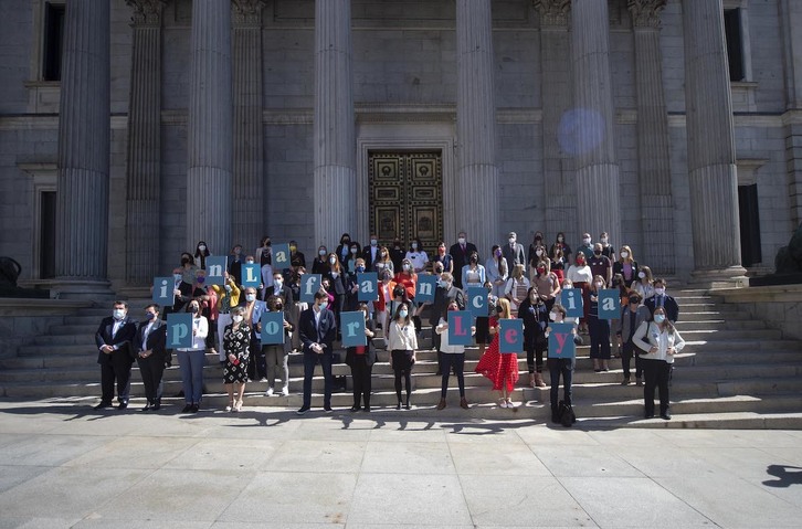 Concentración de entidades sociales frente a las puertas del Congreso para celebrar la aprobación de la ley. (Alberto ORTEGA/EP)