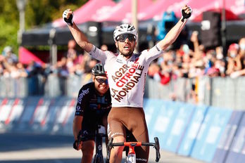 Andrea Vendrame se ha impuesto con autoridad a Chris Hamilton en el sprint que ha decidido la etapa. (Luca BETTINI/AFP) 