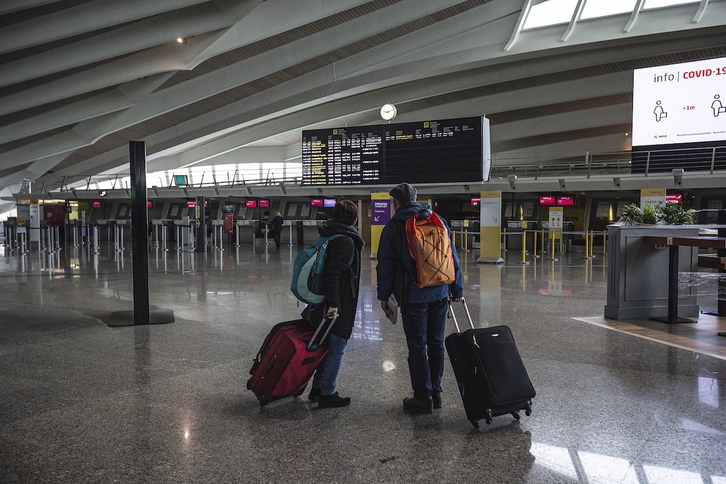 Viajeros en el aeropuerto de Loiu tras el inicio de la pandemia. (Aritz LOIOLA/FOKU)