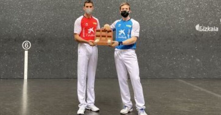 Urrutikoetxea eta Artola gustura amaitu dute saskian aurkitutako pilotekin. (BAIKOPILOTA)