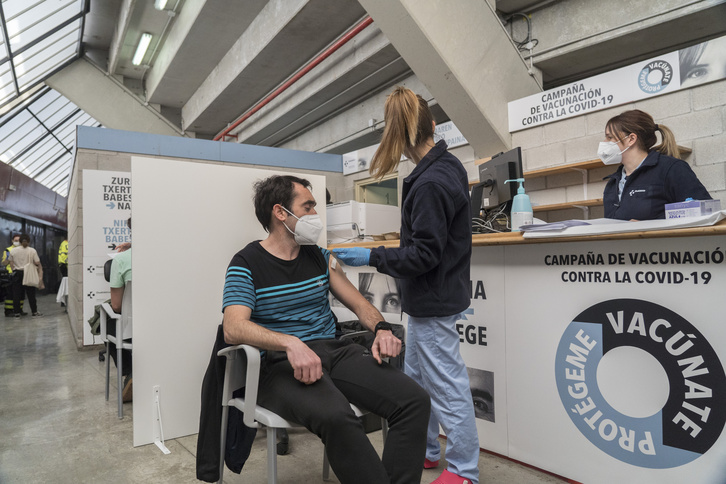 Miles de personas menores de 60 años aún no saben cómo van a completar su vacunación.      (Gorka RUBIO I FOKU)