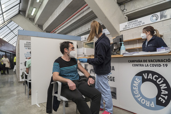 Miles de personas menores de 60 años aún no saben cómo van a completar su vacunación.      (Gorka RUBIO I FOKU)