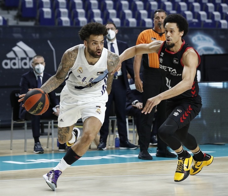 John Jenkins ha salido de titular, pero un golpe en la ceja le ha abierto una brecha y no ha podido jugar más. (P. CASTILLO / ACB PHOTO)