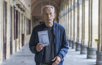 Xabier Montoia liburu berriarekin Donostiako Alde Zaharreko arkupetan. (Andoni CANELLADA/FOKU)