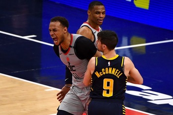 Daniel Gafford grita eufórico en el triunfo que le ha valido a Washington una plaza en los playoffs. (Will NEWTON / AFP PHOTO)