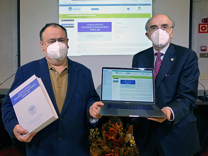 Lakarra eta Urrutia, hiztegiaren aurkezpenean. (NAIZ)