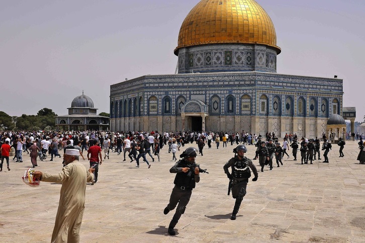 Fuerzas israelíes cargan contra los palestinos concentrados en la Explanada de las Mezquitas de Jerusalén. (Ahmad GHARABLI/AFP)