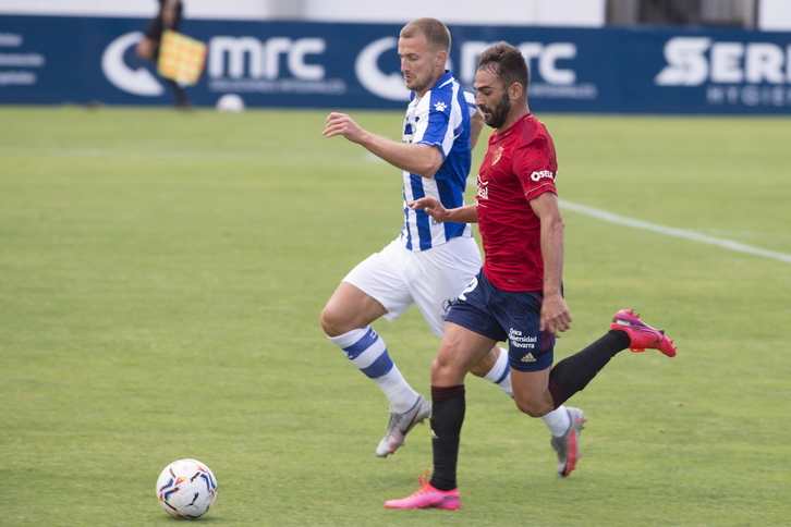 Adrián López, en un derbi frente al Alavés. (Iñigo URIZ/FOKU)