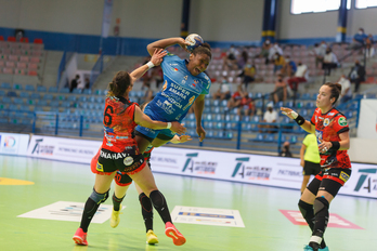 Mariane Fernandes, bi arerioen aurrean, jaurtiketa prestatu nahian. (LOF)