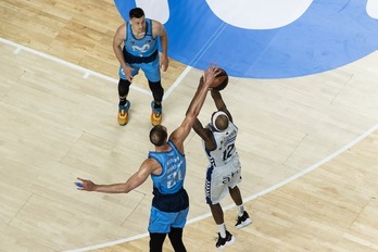 Los triples de McFadden han sido una de las claves de la victoria de San Pablo Burgos y que mantiene a Bilbao Basket con opciones. (J: PELEGRÍN / ACB PHOTO)