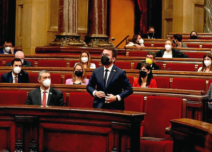 El ya presidente Pere Aragonès ejerce su voto durante la sesión de investidura del pasado viernes. (Alberto ESTÉVEZ / POOL-AFP)