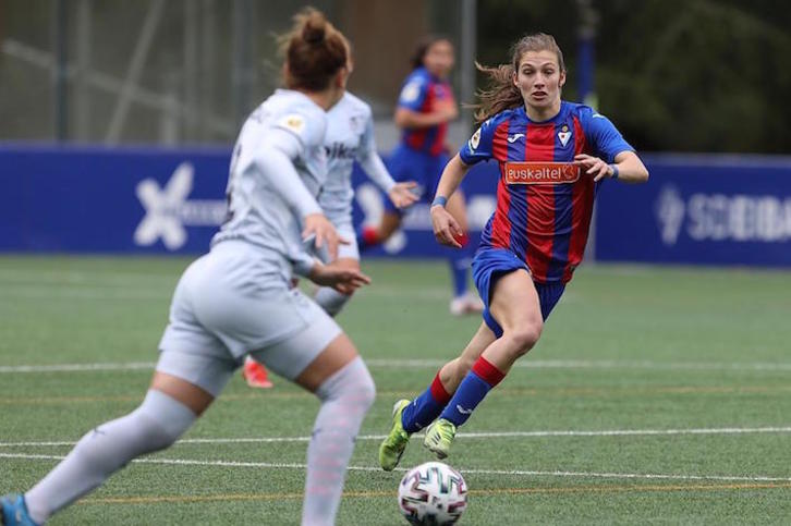 La jugadora armera Arola en una imagen del choque ante el Valencia. (SD EIBAR)