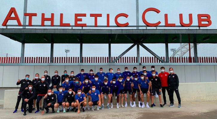 Expedición completa del Bilbao Athletic antes de partir desde Lezama hacia Extremadura. (@AthleticClub)