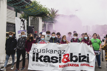 Movilización de alumnos del liceo Etxepare en el día en qyue se conoció el fallo que pone en peligro los modelos de inmersión lingüística. (Guillaume FAUVEAU)