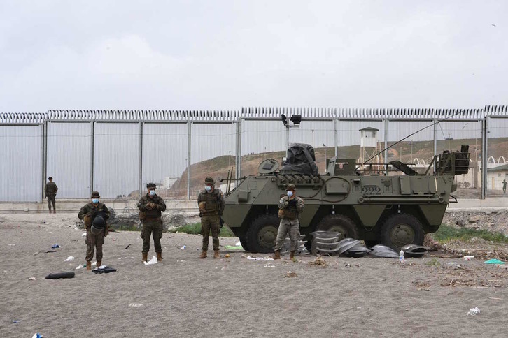 Soldados españoles en la valla de separación de Ceuta. (Antonio SEMPERE/AFP)