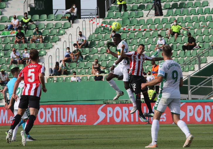 Mfulu ante Berenguer en un duelo aéreo. (Chimo DE HARO / LA OTRA FOTO)