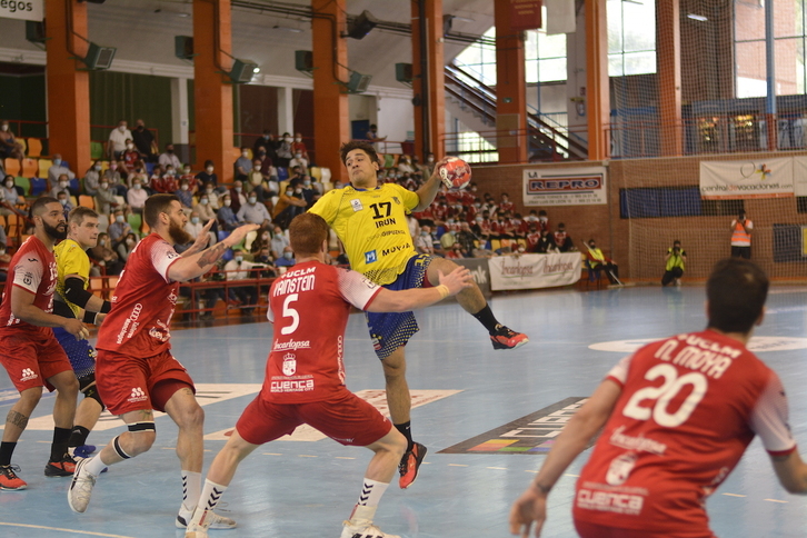 Salinas se dispone a lanzar a la portería del Cuenca. (Juan Alberto LILLO)