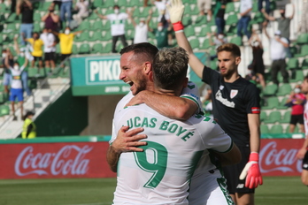 Mfulu ante Berenguer en un duelo aéreo. (Chimo DE HARO / LA OTRA FOTO)