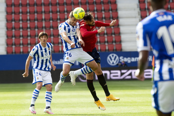 Enric Gallego y Guevara pugnan por un balón aéreo. (Iñigo URIZ/FOKU)