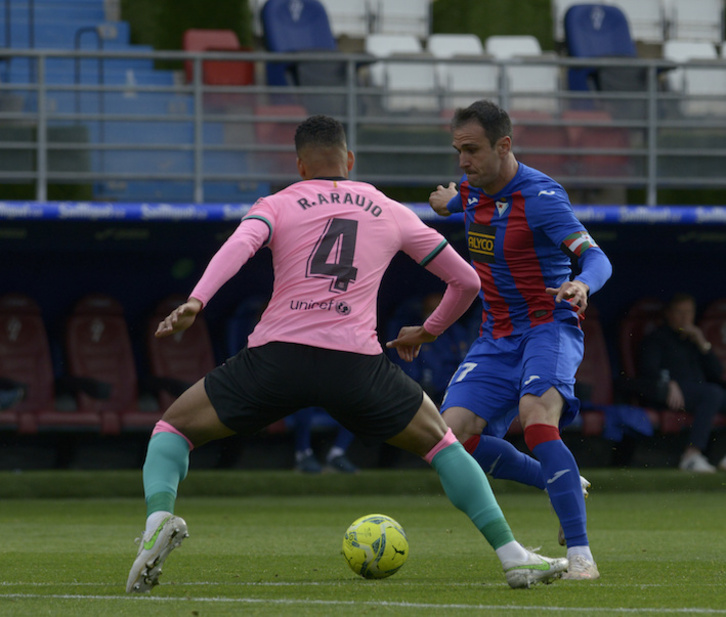 Kike encara a Araújo durante el encuentro que ha cerrado la temporada en Ipurua. (Jon URBE/FOKU)