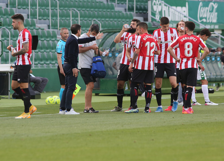 Marcelino dando instrucciones a los jugadores ante el Elche. (Chimo DE HARO / LA OTRA FOTO)