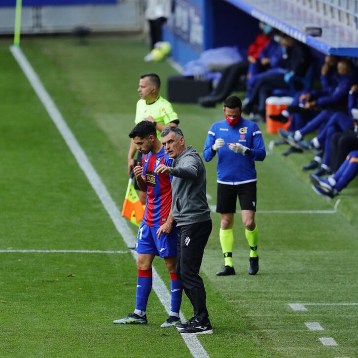 Mendilibar da instrucciones a Soares durante el partido que ha enfrentado a Eibar y Barcelona. (SD EIBAR)