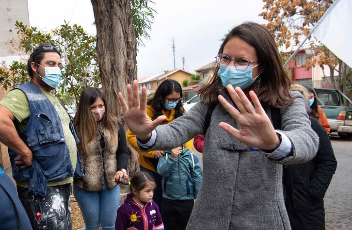 Iraci Hassler, la alcaldesa electa de Santiago, visita uno de los barrios de la capital chilena para agradecer el apoyo recibido. (Martín BERNETTI/AFP)