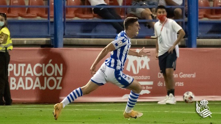 Jon Karrikaburu celebra el gol que ha certificado el ascenso del Sanse en Almendralejo. (REAL SOCIEDAD)
