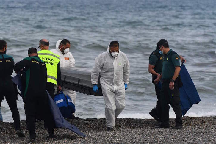 Traslado del cadáver de un inmigrante ahogado al intentar llegar a Ceuta. (Antonio SEMPERE | AFP)