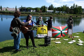 Acto en Azken Portu de Irun en homenaje y recuerdo a la persona que murió ahogado en el Bidasoa cuando trataba de cruzar el río desde Irun a Hendaia. Según todos los indicios, era un joven migrante en tránsito. (Jon URBE/FOKU)