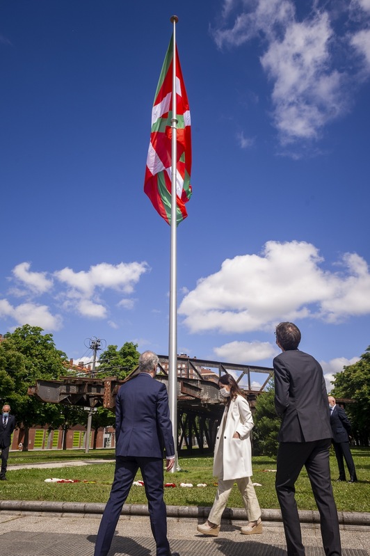 Iñigo Urkullu y Gorka Urtaran han izado la ikurriña en el jardín central de la calle Portal de Foronda de Gasteiz. (Jaizki FONTANEDA/FOKU)