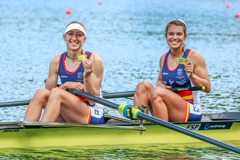 Virginia Diaz eta Aina Cid, urrezko domina eskuetan dutela. (ESPAINIAKO ARRAUN FEDERAZIOA)