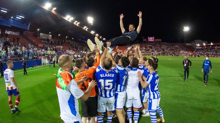 Los jugadores del Sanse voltean a su entrenador, Xabi Alonso, tras lograr el ascenso en Almendralejo. (REAL SOCIEDAD)